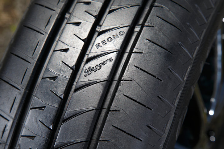 ブロックに施された「REGNO」「Leggera」のロゴ。