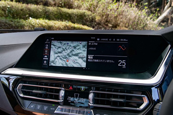 センターコンソールに備わる10.25インチのコントロールディスプレイ。従来モデルとは異なり、iDriveコントローラーだけでなく、画面にタッチすることでも操作可能となった。