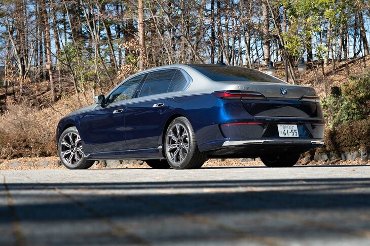 「i7 XDrive60エクセレンス」の車両本体価格は1670万円。2023年3月生産分から1710万円への値上げが発表されている。