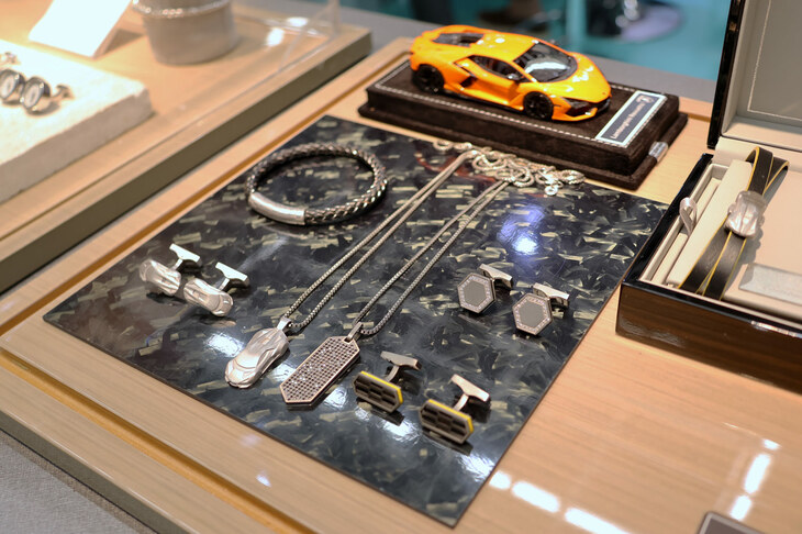 タテオシアン・ロンドンのアウトモービリ・ランボルギーニ・コレクションは、チタンを多用。手にすると驚くべき軽さである。