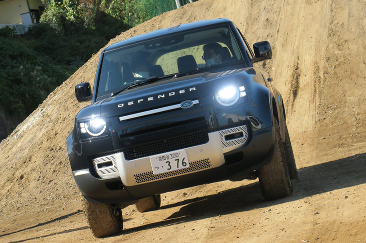 さっそくエクスペリエンスセンターでランドローバーの走りを体験。供されるのはこちらの「ディフェンダー」だ。