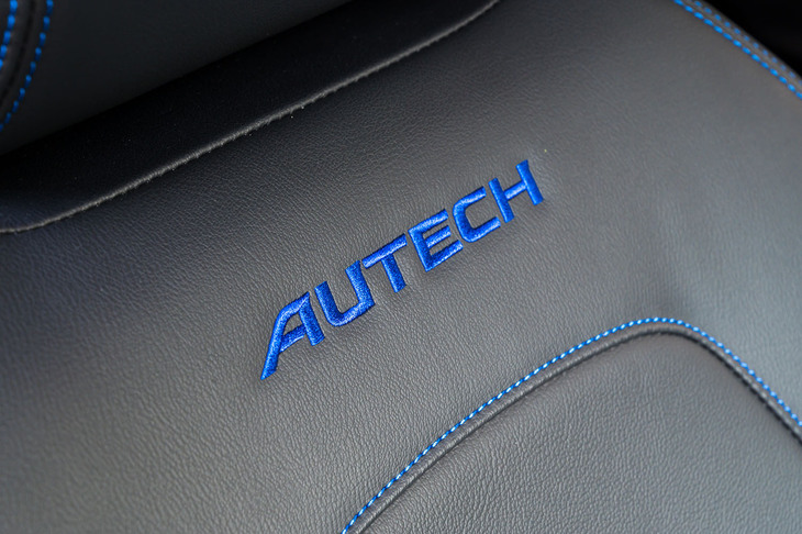 前席の背もたれには特大サイズの「AUTECH」ステッチが入っている。