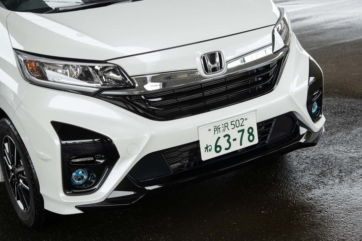 フロントフェイスでは「X」を立体的なグラフィックでアピール。一般的な速度域でも体感できるという「実効空力デバイス」が装着されている。