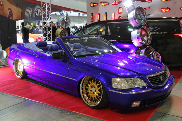 ブレイントレーディングの「レジェンドKA9 BODY SHOP KIKUTA」。4ドアセダンである型式名KA9こと3代目「ホンダ・レジェンド」を、見事に2ドアコンバーチブルに変身させている。ソフトトップを上げた姿も見てみたい。