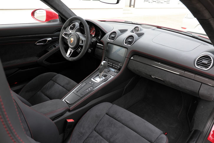 「ボクスター／ケイマンGTS」では、「ポルシェ トラックプレシジョン」と呼ばれるアプリケーションが利用可能。サーキットでのドライビングデータを記録し、詳しく分析できる。