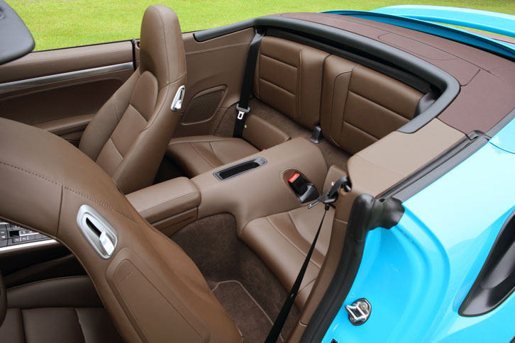 後席の定員は2人。50：50分割式の背もたれを前方に倒し、ラゲッジスペースとすることもできる。