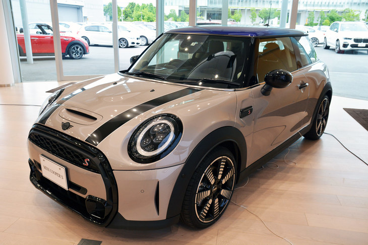 マイナーチェンジを受けた「MINI」の3ドアモデル。