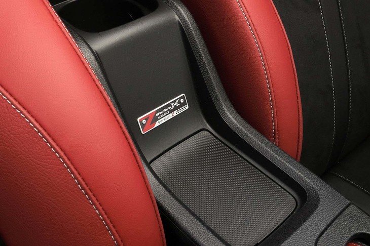 左右のシート間には、「Version Z」ロゴ入りのアルミ製コンソールプレートが添えられる。