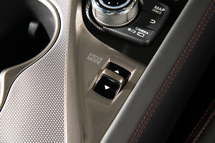 センターコンソールに備わるドライブモードのセレクター。走行モードには「スタンダード」「スノー」「エコ」「スポーツ」「スポーツ＋」の5種類に加え、各種制御を任意に調整できる「パーソナル」モードも用意される。