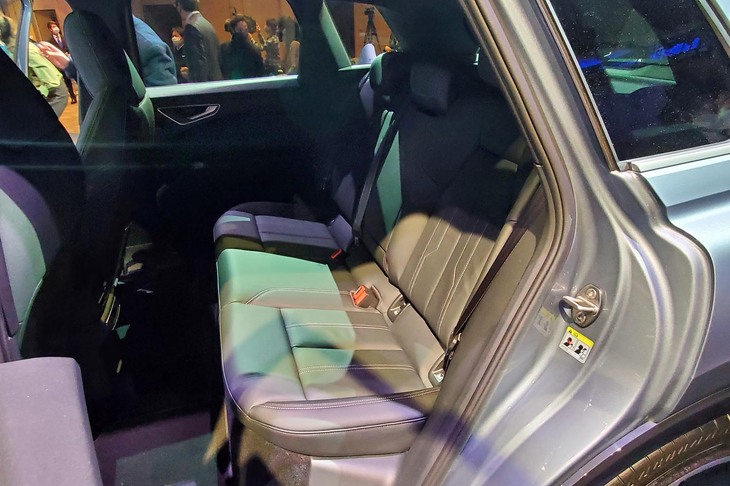 アウディQ4 40 e-tron Sライン（リアシート）