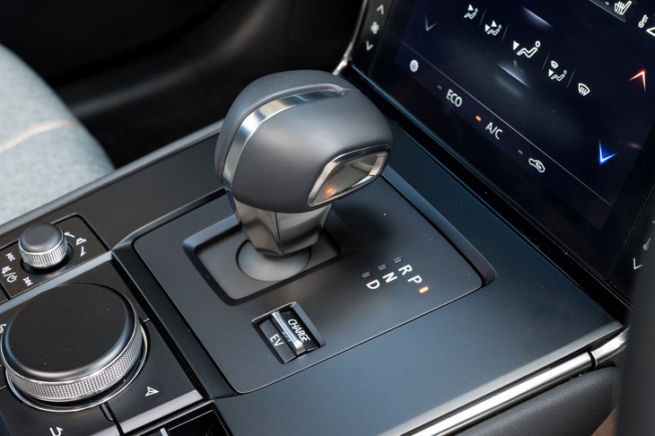 変速機は備わっておらずギアは1段固定式。「CX-60」などでも使われるシフトセレクターは「P」「R」「D」が全部角にあるのでブラインド操作がしやすいという触れ込みだ。