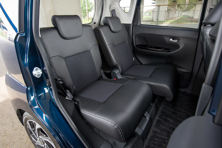 リアシートは左右独立してのリクライニングおよびスライド調整、格納が可能となっている。