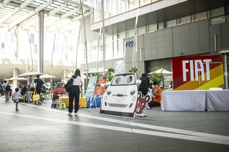 「フィアット600e」の発表記念イベントが開催されている東京・二子玉川ライズガレリアの様子。