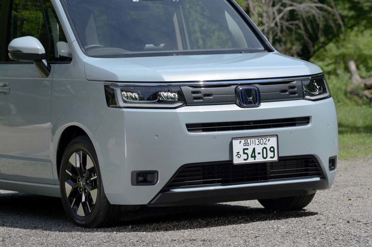試乗車は既存のミニバンデザインに新風を吹き込む「エアー」。押し出しではなくシンプル＆クリーンな印象で勝負をかける。