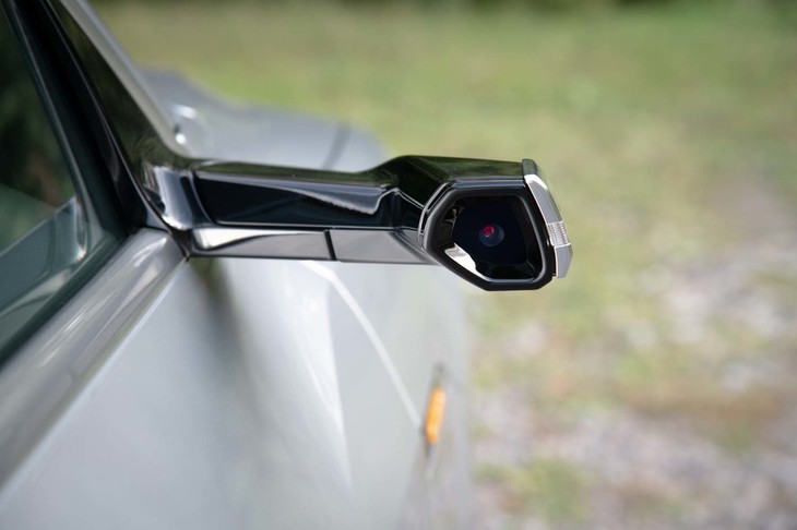 「バーチャルエクステリアミラー」のカメラは一般的なドアミラーと同じ場所に搭載される。ステーの格納／展開は手動式。