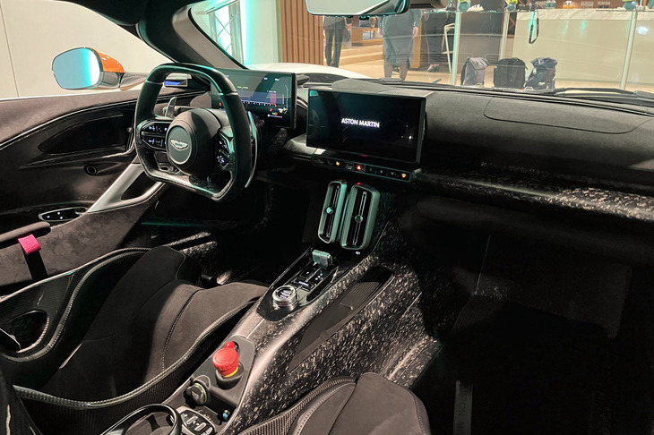 アストンマーティン・ヴァルハラ（インストゥルメントパネル）