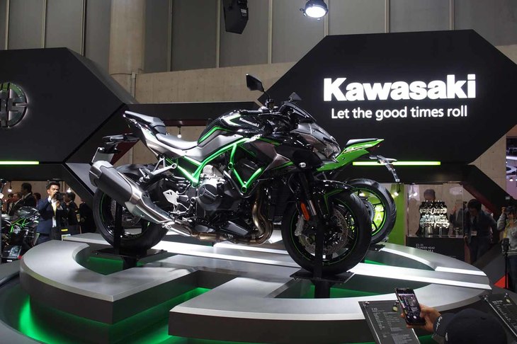 998ccの水冷4気筒エンジンにスーパーチャージャーを組み合わせ、200PSの最高出力と14.0kgf・mの最大トルクを発生させる「Z H2」。