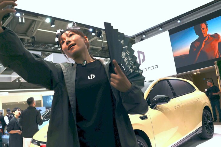 メッセ会場内におけるリープモーターのブースで。ワールドプレミア直後の「ラファ5」（欧州では「B05」の名称で販売予定）を、早速スマートフォンで配信するスタッフ。
