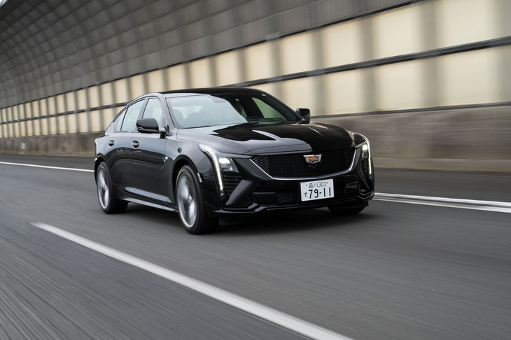 ボディーカラーは試乗車の「ブラックレーベン」が標準設定されており、有償色として「サミットホワイト」と「ラディアントレッド ティントコート」が用意される。