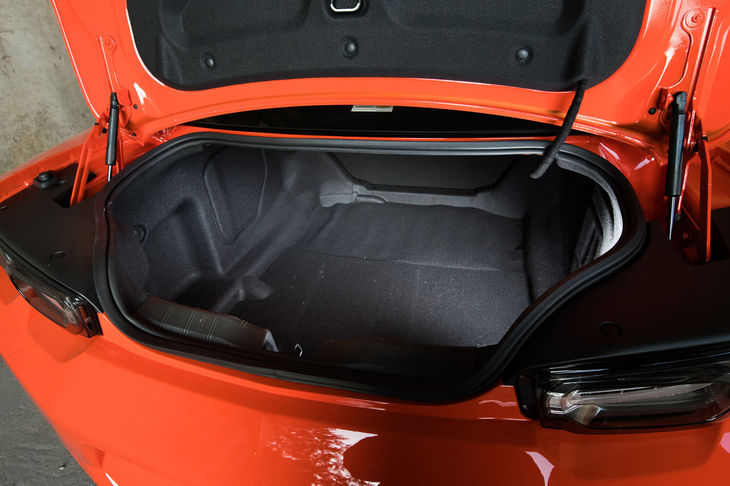 トランクルームの容量は257リッター（米国仕様）。リアシートの背もたれには可倒機構が備わっており、大荷物や長尺物を積むときに重宝する。