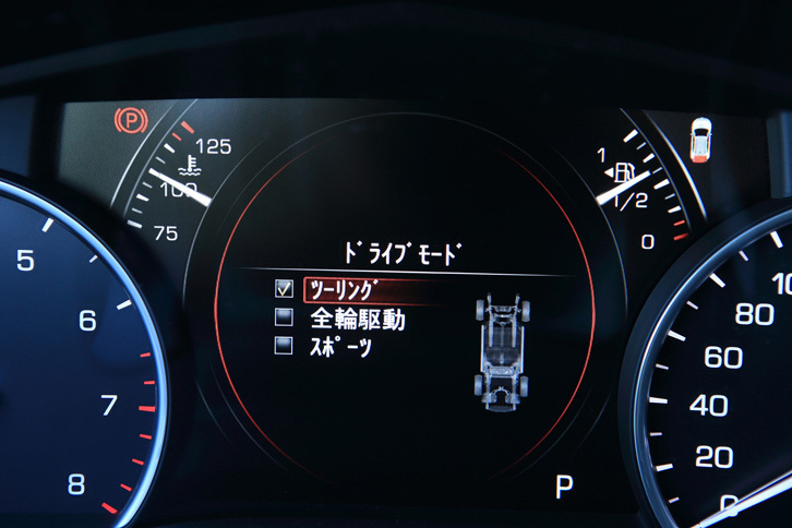4WD機構は燃費にも配慮した設計となっており、必要に応じて後輪への動力伝達を遮断し、燃料消費を抑えることが可能。逆に雪道などでは「全輪駆動」モードを選ぶことで、常に後輪に動力を伝達させることもできる。