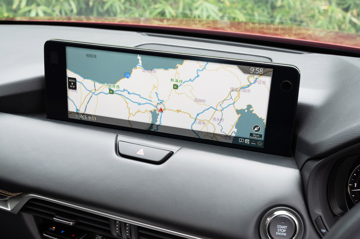 インフォテインメントシステムはセンターコンソールのコントローラーで操作が可能。機械式のボタンとダイヤルの組み合わせはクラシックだが、それだけに使い方が分かりやすく、操作しやすい。（写真：向後一宏）