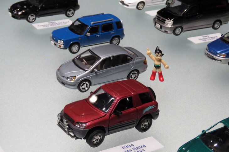 初代「トヨタ・プリウス」の脇には、さる高名なロボットの姿も。