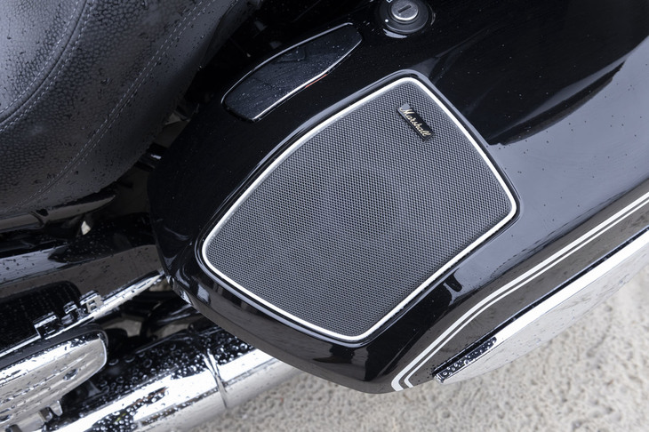 サイドケースに備わるスピーカー。オプションの「Marshallゴールドシリーズ」を選択すると、最大4個のスピーカーと2個のサブウーファーが装備され、オーディオの総出力は280Wに達する。