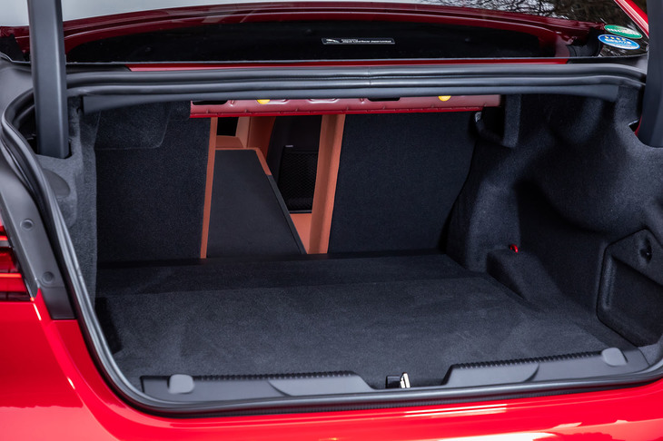 荷室は高さ402mm、幅1123mm。5人乗車の通常使用時で410リッターの容量が確保されている。