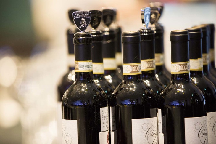 ランボルギーニのエンブレムを用いたこだわりのワインストッパー。