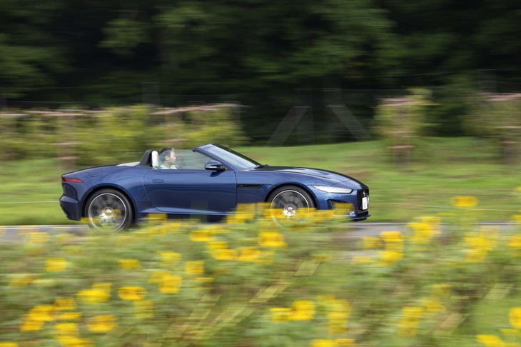 試乗車は2リッター直4ターボエンジンを搭載した「FタイプRダイナミック コンバーチブルP300」。「クーペ」も含めて2リッターモデルには4WDが設定されず、駆動方式は全車RWDとなる。