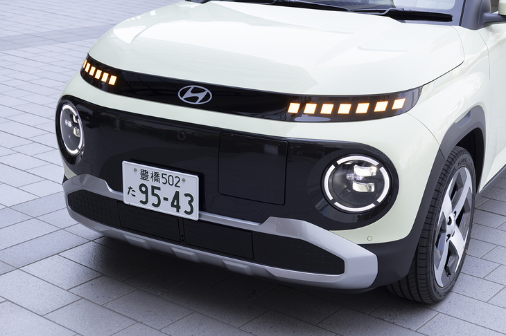 この手のフロントマスクの例に漏れず、目にあたる部分はデイタイムランニングライトで、その下の丸い部分がヘッドライトとなっている。