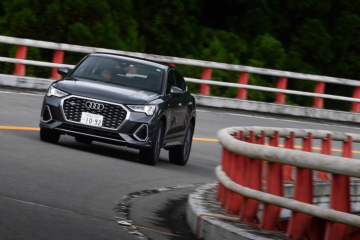 足まわりは、フロントがマクファーソンストラット式でリアがダブルウイッシュボーン式。ステアリングの舵角に合わせてギアレシオが変わる「プログレッシブステアリング」が採用されている。