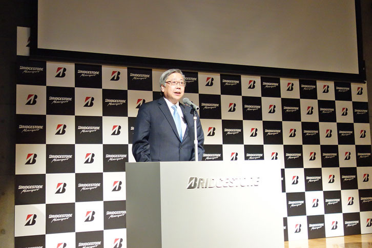 2017年のモータースポーツ活動の概要を説明したブリヂストンの鈴木道弘氏。