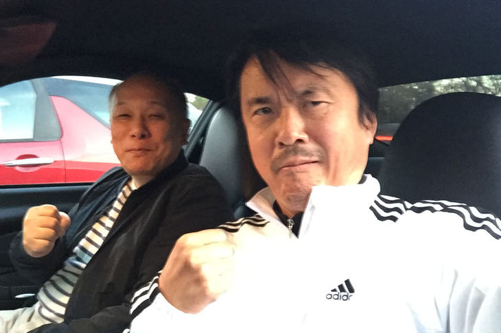 S氏（写真左）は愛車の「911カレラ」を、約2年前に300万円弱という激安価格で購入している。