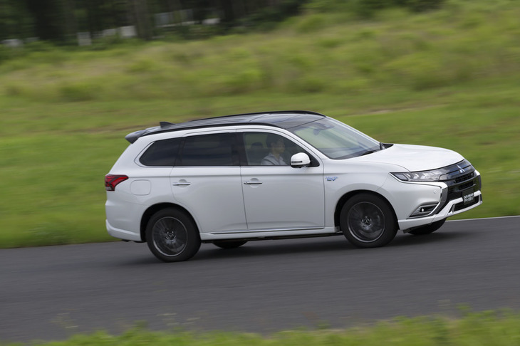 エンジンの排気量拡大以外にも、メインマフラーの振動抑制やコンバーターカバーの強化、エアクリーナーの改良などにより静粛性向上が図られている。