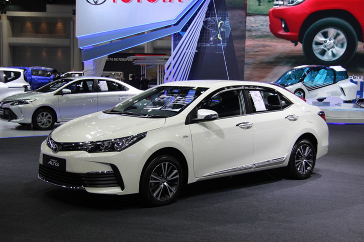 こちらは「トヨタ・カローラ」。「カローラ アルティス」という名前で、日本で売っている「カローラ アクシオ」とはプラットフォームからして別物です。サイズがアクシオよりもひとまわり大きい、日本以外の各地で販売されている通称“グローバルカローラ”ですね。北米向けと違ってアジア仕様は顔つきがラグジュアリーな雰囲気。メカニズム的には「オーリス」のセダン版といえます。