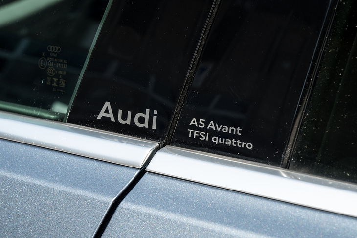 Bピラーにはモデルネームのデカールが貼られる。車両にグレード名まで記されるクルマは最近では珍しい。