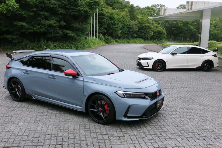 新型「ホンダ・シビック タイプR」のホンダアクセス用品装着車（左）と、標準仕様のシビック タイプR（右）。