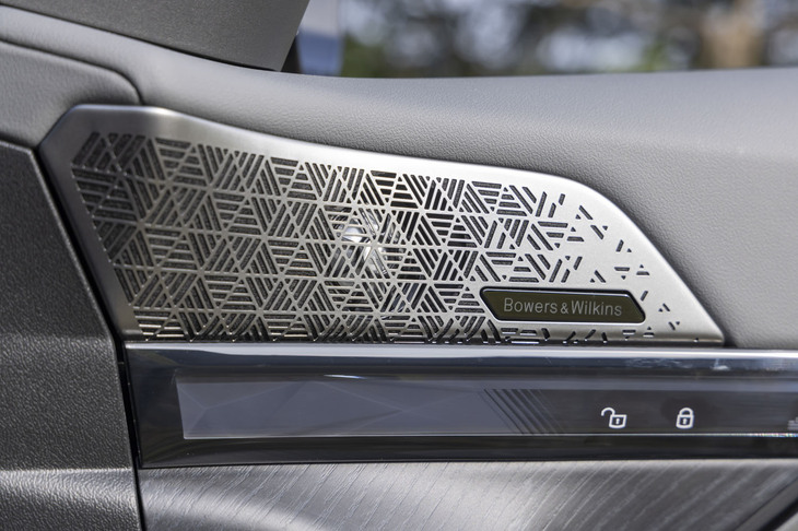 この試乗車はBowers ＆ Wilkinsサラウンドサウンドシステム（655W／17スピーカー／9チャンネルサラウンド）をチョイス。「セレクトパッケージ」を装着したうえでアップグレードできる。