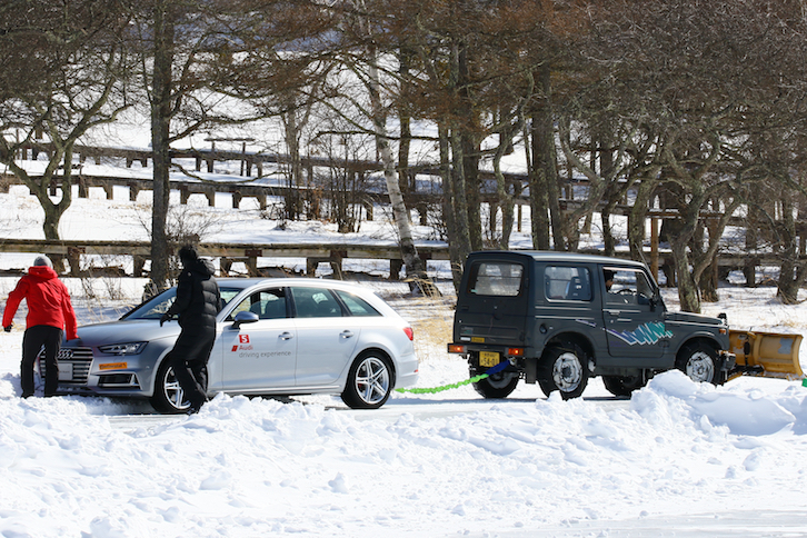 参加車両がスタックすると、タイヤチェーンを装着した「スズキ・ジムニー」（写真右）が救出に向かう。この日は大活躍（？）していた。
