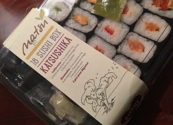 江戸時代の“画狂老人”をイメージしたか、「KATSUSHIKA」も発見。しかし木陰にいる人物は葛飾柴又出身の“寅さん”にも見えてくる。パリにて。