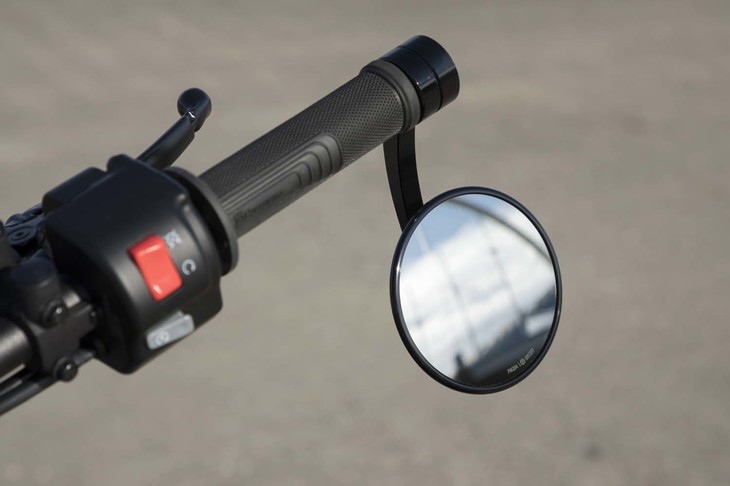 ハンドルバーより下にレイアウトされたサイドミラーは、特別仕様車「スタイル」ならではの装備。ただし、視認性は良好とは言い難い。