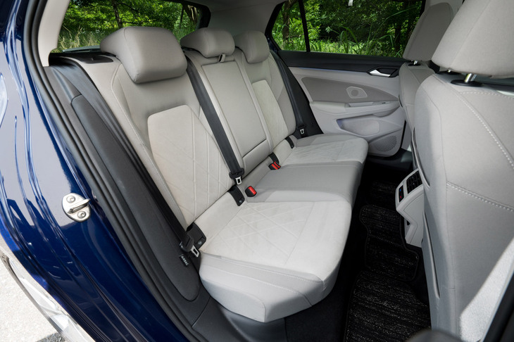 「ゴルフeTSIスタイル」のリアシート。新型「ゴルフ／ゴルフヴァリアント」の後席には、6：4の分割可倒機構とアームレストスルー機構が備わる。（写真：向後一宏）