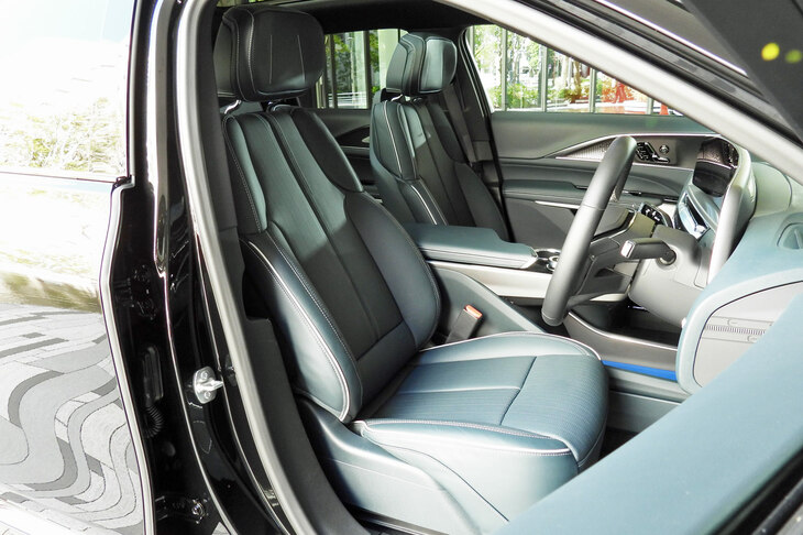 シート表皮など、インテリアの各所にサステイナブルな素材が用いられている。