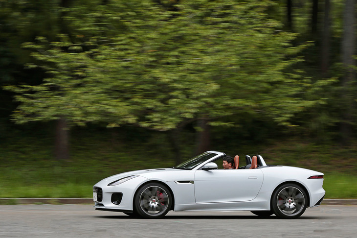 「エクステリアデザインパック」（32万8000円）を選択した試乗車には、ボディー同色の専用サイドシルやフロントスプリッターなどが装着されている。