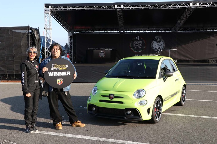 アバルトとレースゲーム「ザ・クルー2」のコラボレーションで実施されるeスポーツ「SCORPION CHALLENGE」のキャンペーンでプレゼントされた「アバルト595コンペティツィオーネ」の贈呈式を実施。当選した男性は、アドレナリングリーンをまとった同車を前に、最高の笑顔を見せてくれた。