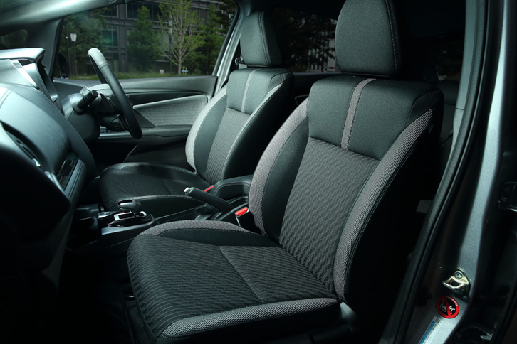 「フィット ハイブリッドS Honda SENSING」のスポーツシート。表皮のファブリックはブラック×グレーのツートンカラーとなっている。