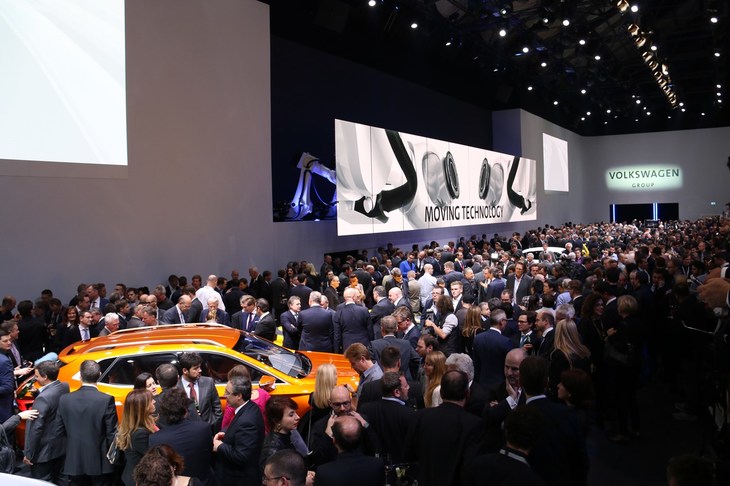 一部のメーカーは、別会場でプレス向けイベントを催すのが常だった。これは2015年のフォルクスワーゲン グループのもの。このにぎわいの中に、わずか半年後に起きるディーゼル不正事件を予想できた人間がどれだけいただろうか。