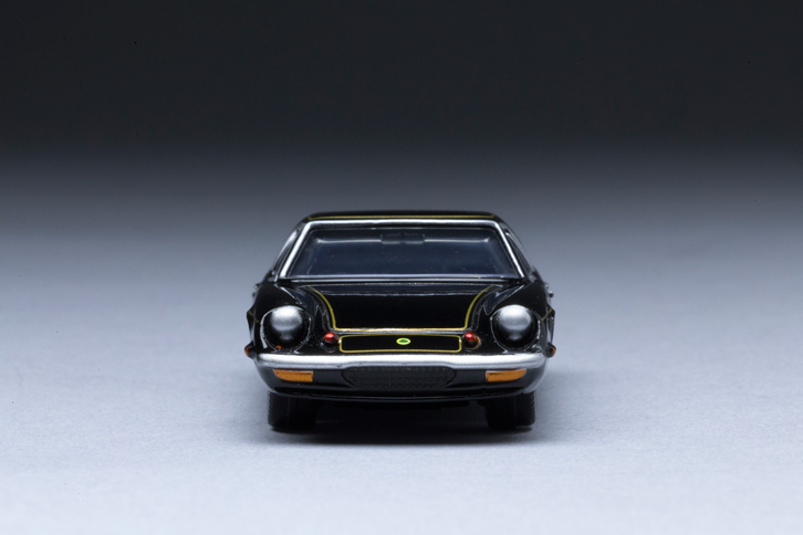 車両構造は、レーシングスポーツの「タイプ30」に似たY字形の鋼板製バックボーンフレームにFRP製のボディーを架装したもの。当初のモデルにはルノー製の1.5リッターエンジンが搭載されていた。（写真＝郡大二郎）